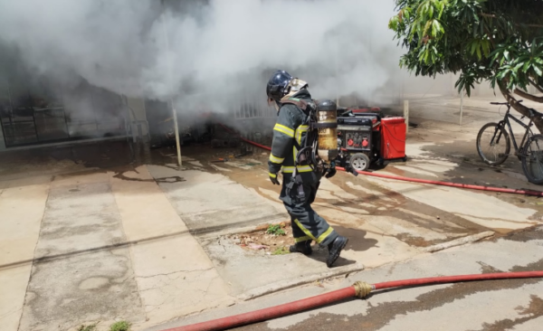 Incêndio em comércio de Luís Eduardo Magalhães gera mobilização do Corpo de Bombeiros