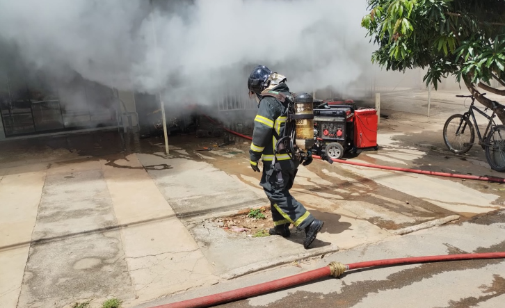 Incêndio em comércio de Luís Eduardo Magalhães gera mobilização do Corpo de Bombeiros