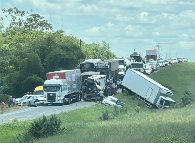 Acidente grave na BR-324 deixa uma vítima fatal e seis feridos em engavetamento