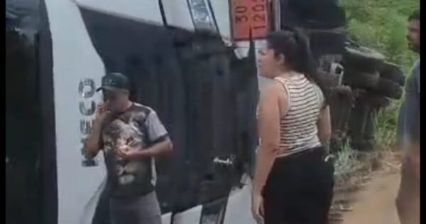 Caminhão-tanque tomba em rodovia da Bahia e gera preocupação com carga de combustível