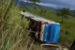 Acidente de ônibus na BA-670 deixa passageiros feridos; entenda o que aconteceu