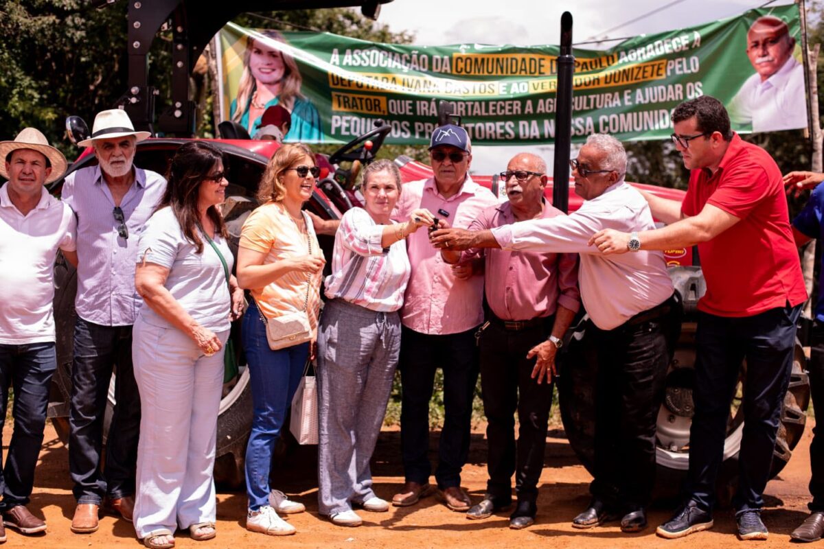 Ivana Bastos entrega tratores e impulsiona a agricultura em Caetité Ivana Bastos entrega tratores e impulsiona a agricultura em Caetité