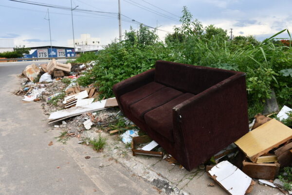 Descaso Ambiental: Móveis e Lixo São Descartados em Área Protegida de Vitória da Conquista