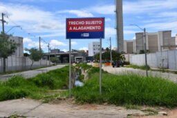 Sinalização é instalada na Avenida Caracas após tragédia com alagamentos em Conquista