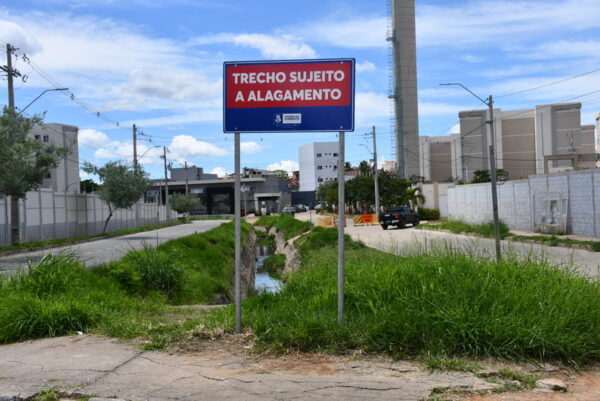 Sinalização é instalada na Avenida Caracas após tragédia com alagamentos em Conquista