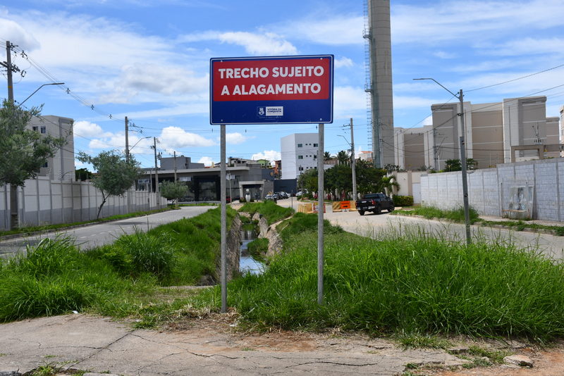Sinalização é instalada na Avenida Caracas após tragédia com alagamentos em Conquista