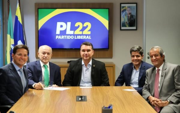 ACM Neto e Flávio Bolsonaro discutem aliança “anti-PT” na Bahia ACM Neto e Flávio Bolsonaro discutem aliança “anti-PT” na Bahia