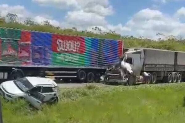 Acidente em Amélia Rodrigues causa uma morte e deixa feridos na BR-324