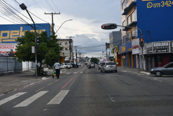 Buracos e Falta de Sinalização Comprometem Trânsito na Avenida Brumado Buracos e Falta de Sinalização Comprometem Trânsito na Avenida Brumado