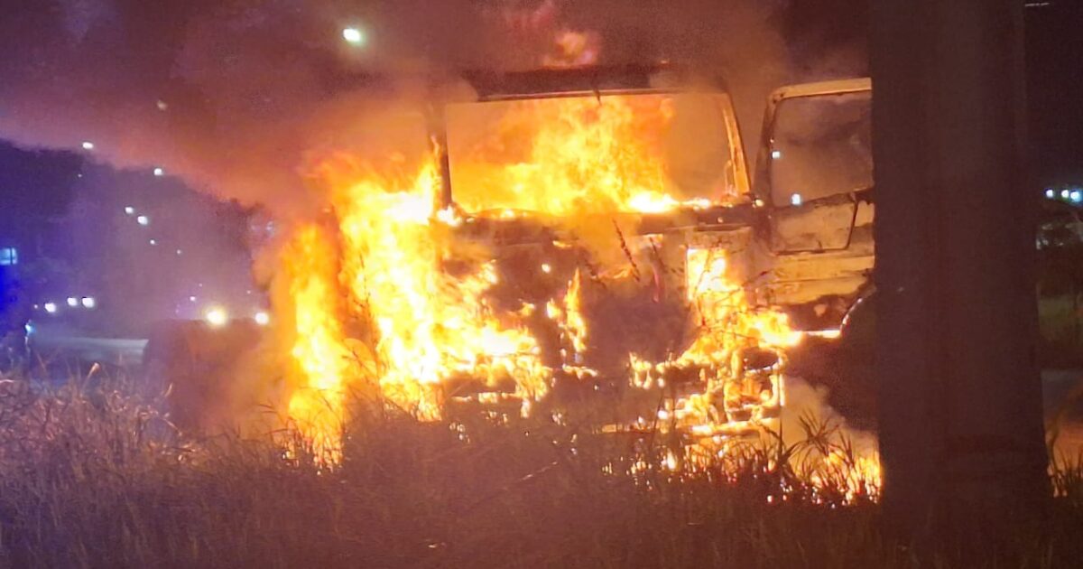 Incêndio em Caminhão Mobiliza Bombeiros na BR-020 em Luís Eduardo Magalhães