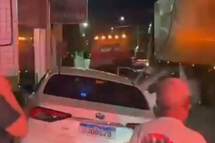 Carro colide com poste e provoca acidente em Vitória da Conquista