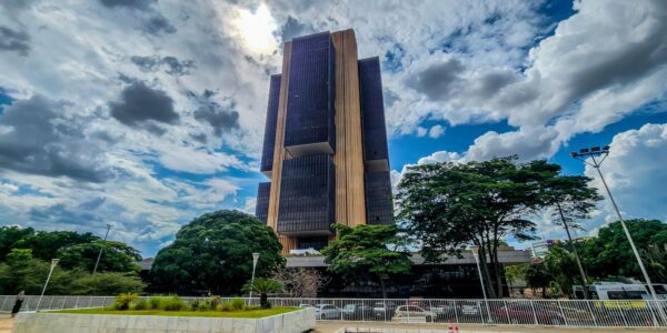 Banco Central decide reduzir a Selic para 14,75% em meio a incertezas globais