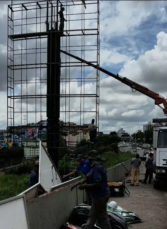 Belo Horizonte Intensifica Fiscalização e Retira Painéis Irregulares na Região Centro-Sul