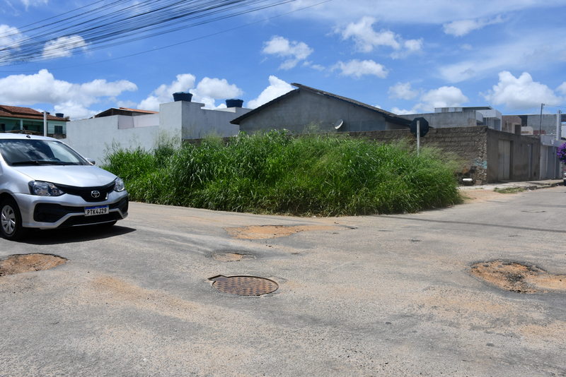 Vitória da Conquista Enfrenta Buracos e Matagal Após Chuvas Recentes