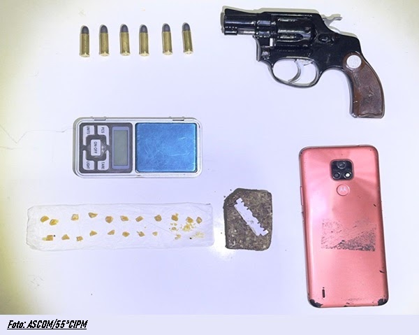 Ação da PM em Ipiaú resulta na apreensão de armas e drogas durante operação