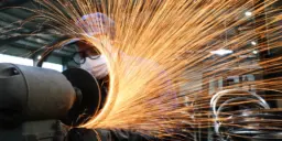 Indústrias brasileiras demonstram cautela e planejam menos investimentos para 2026