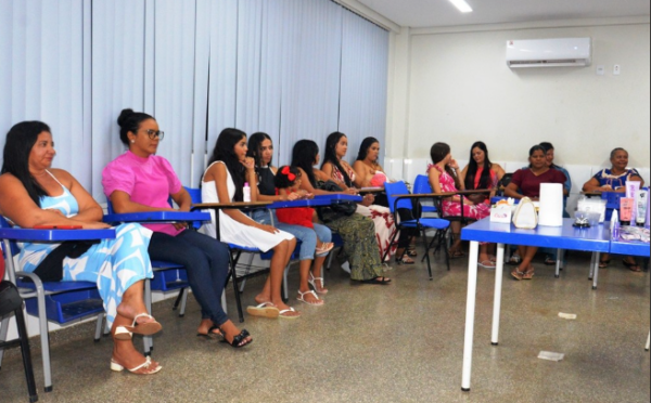 Barreiras entrega kits de manicure para alunas do programa Qualifica CRAS