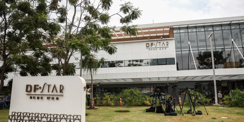 Ex-presidente Bolsonaro apresenta evolução, mas permanece em UTI