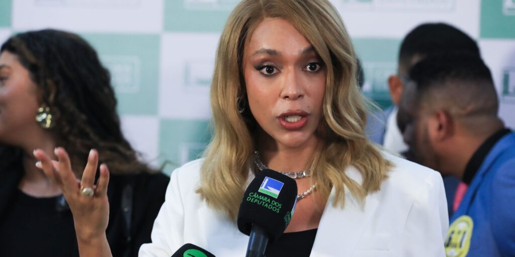 Ministério das Comunicações investiga declarações de Ratinho após denúncia de Erika Hilton