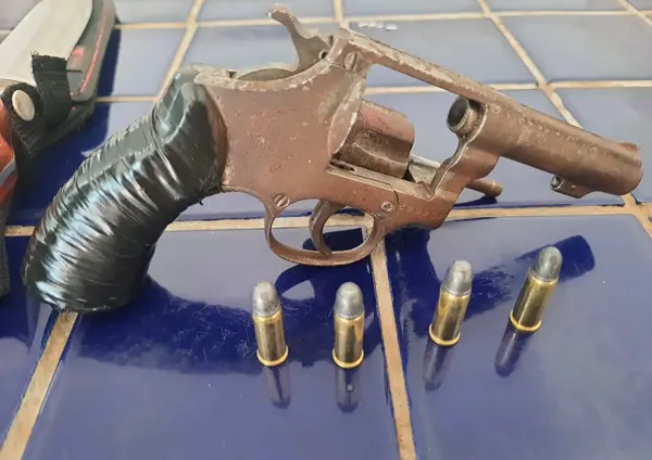 Casal sofre assalto violento em Anagé; mulher é baleada e suspeitos são presos