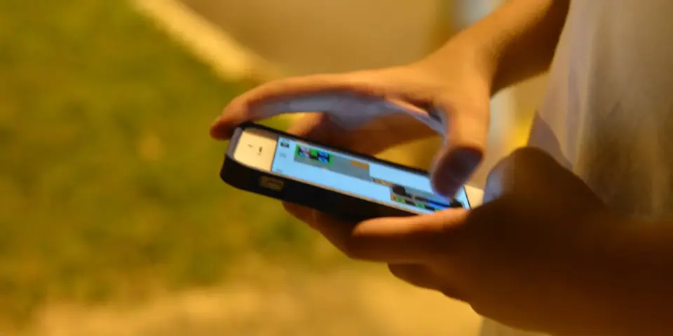 Proposta visa proibir rolagem infinita em redes sociais para crianças