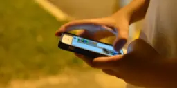 Proibição da rolagem infinita nas redes sociais visa proteger crianças e adolescentes