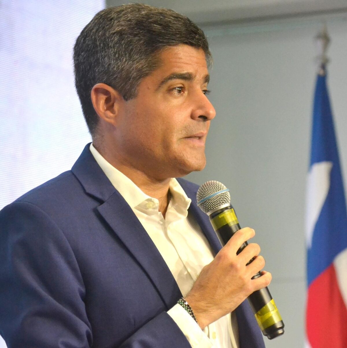 ACM Neto aparece à frente de Jerônimo em pesquisa para governador da Bahia ACM Neto aparece à frente de Jerônimo em pesquisa para governador da Bahia
