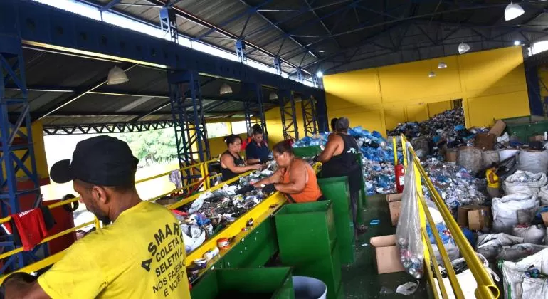 Belo Horizonte inova na reciclagem com esteiras para cooperativas de catadores