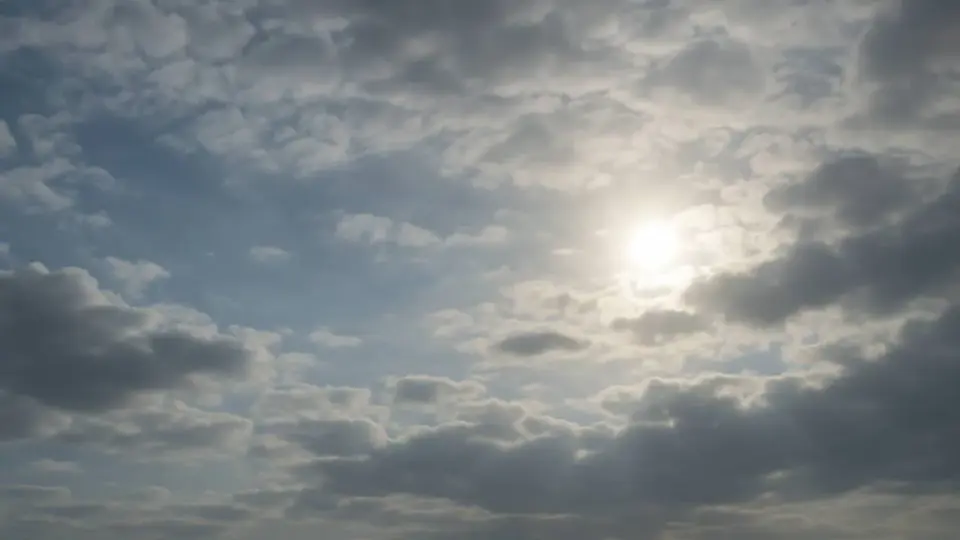 Barreiras: Sol e Nuvens, Mas Chuvas Leves à Vista!
