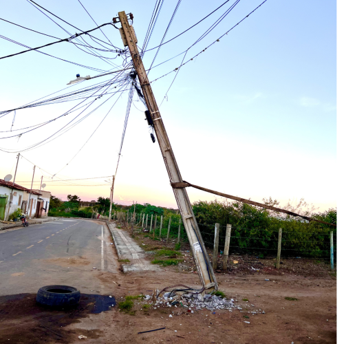 Colisão de veículo destrói poste e preocupa moradores em Barra do Choça Colisão de veículo destrói poste e preocupa moradores em Barra do Choça