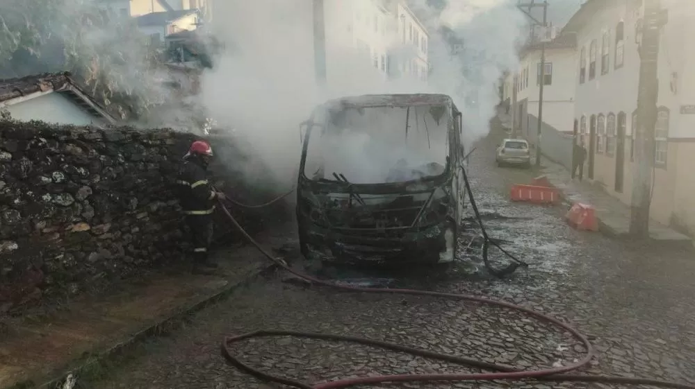 Ônibus pega fogo em Ouro Preto próximo a patrimônio histórico; ninguém se feriu