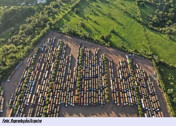 Caminhoneiros planejam greve em protesto contra aumento do diesel
