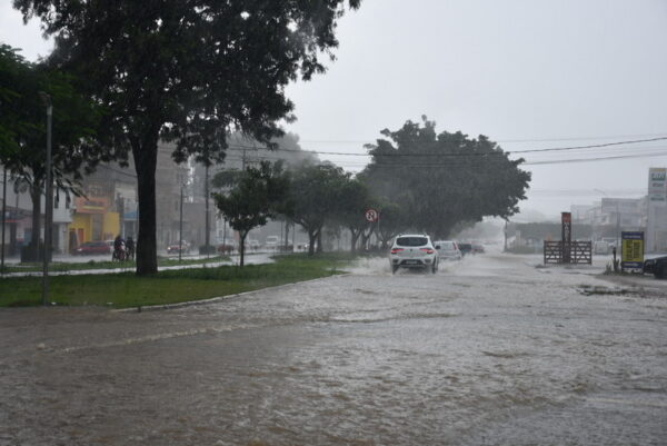 INMET emite alerta para chuvas intensas em Vitória da Conquista até quarta-feira