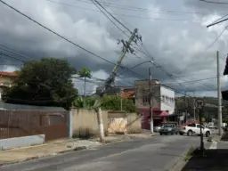 Avenida Pinto Alves Interditada em Lagoa Santa Após Queda de Poste