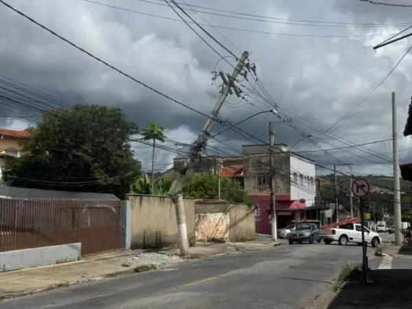 Avenida Pinto Alves Interditada em Lagoa Santa Após Queda de Poste