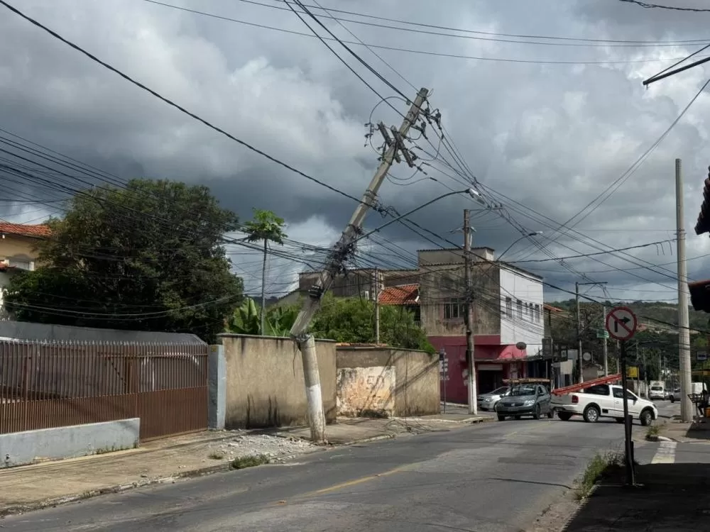 Avenida Pinto Alves Interditada em Lagoa Santa Após Queda de Poste