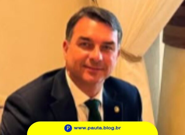 Flávio Bolsonaro dança em evento em Roraima enquanto pai está internado na UTI