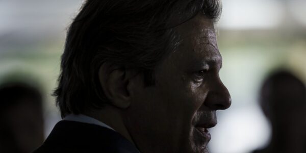 Governo retira proposta polêmica de socorro a bancos em projeto de lei