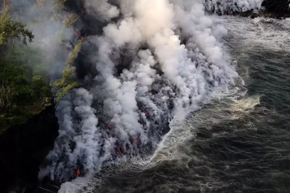 Lava do Vulcão Piton de la Fournaise Chega ao Mar e Gera Espectáculo Raro