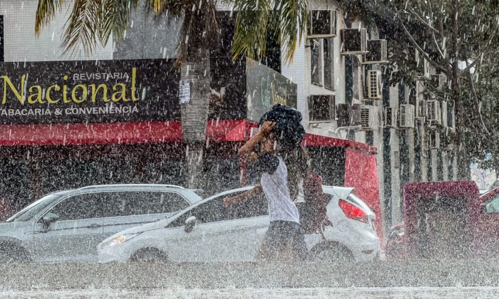 DF e 10 estados têm alerta laranja de chuva neste sábado