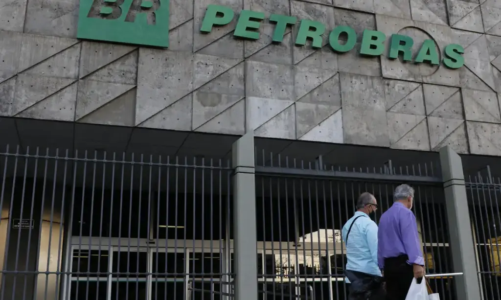 Petrobras aprova adesão a programa para conter alta do diesel