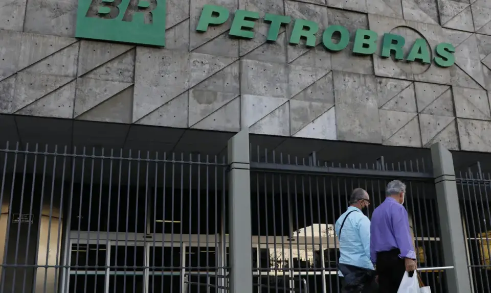 Petrobras aprova adesão a programa para conter alta do diesel