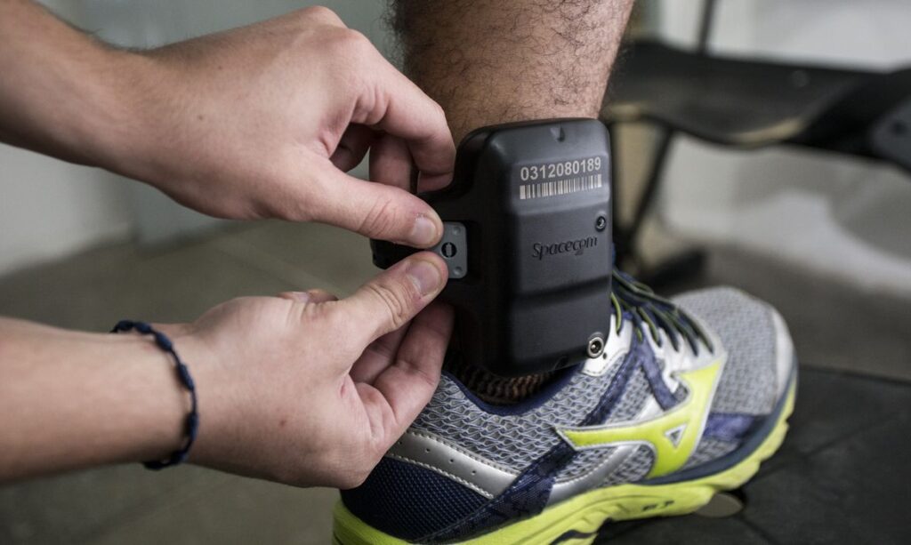 Câmara aprova uso obrigatório de tornozeleira por agressores de mulher