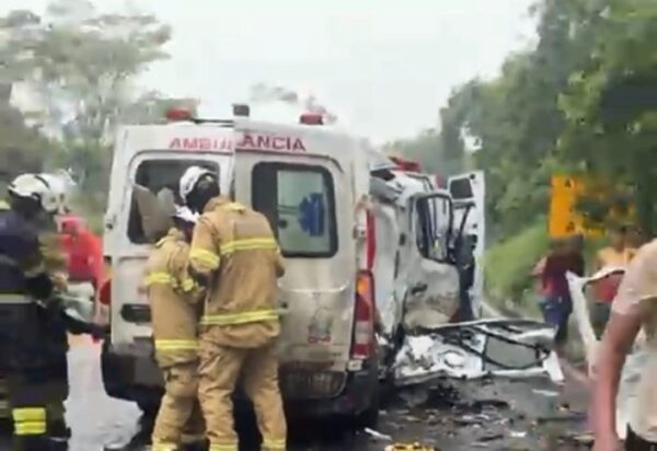 Grave acidente na BR-415: Ambulância colide sob chuva com caminhão em Ibirapitanga Grave acidente na BR-415: Ambulância colide sob chuva com caminhão em Ibirapitanga
