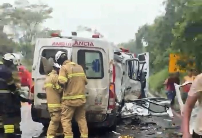 Grave acidente na BR-415: Ambulância colide sob chuva com caminhão em Ibirapitanga
