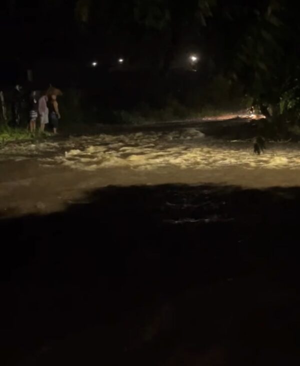 Alagamento em Anagé deixa pedestres sem saída e família tem casa invadida pela água