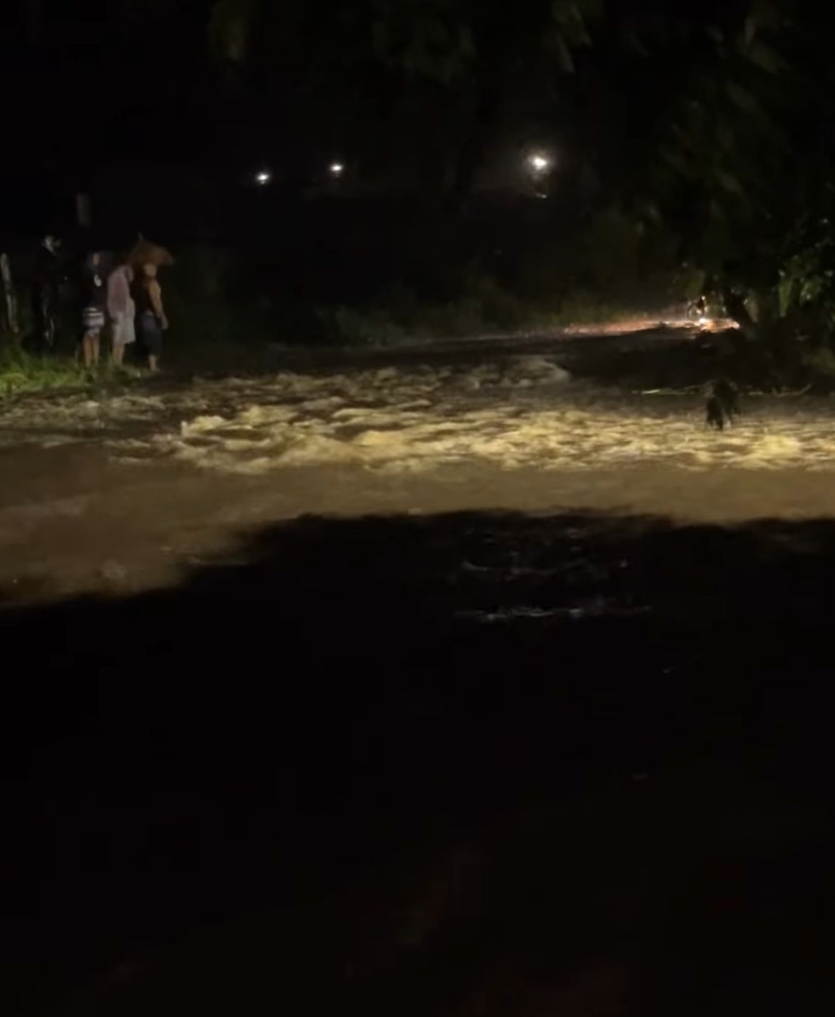 Alagamento em Anagé deixa pedestres sem saída e família tem casa invadida pela água