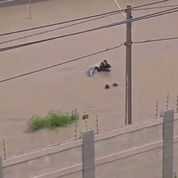 Chuva arrasta carro e duas pessoas em Vitória da Conquista