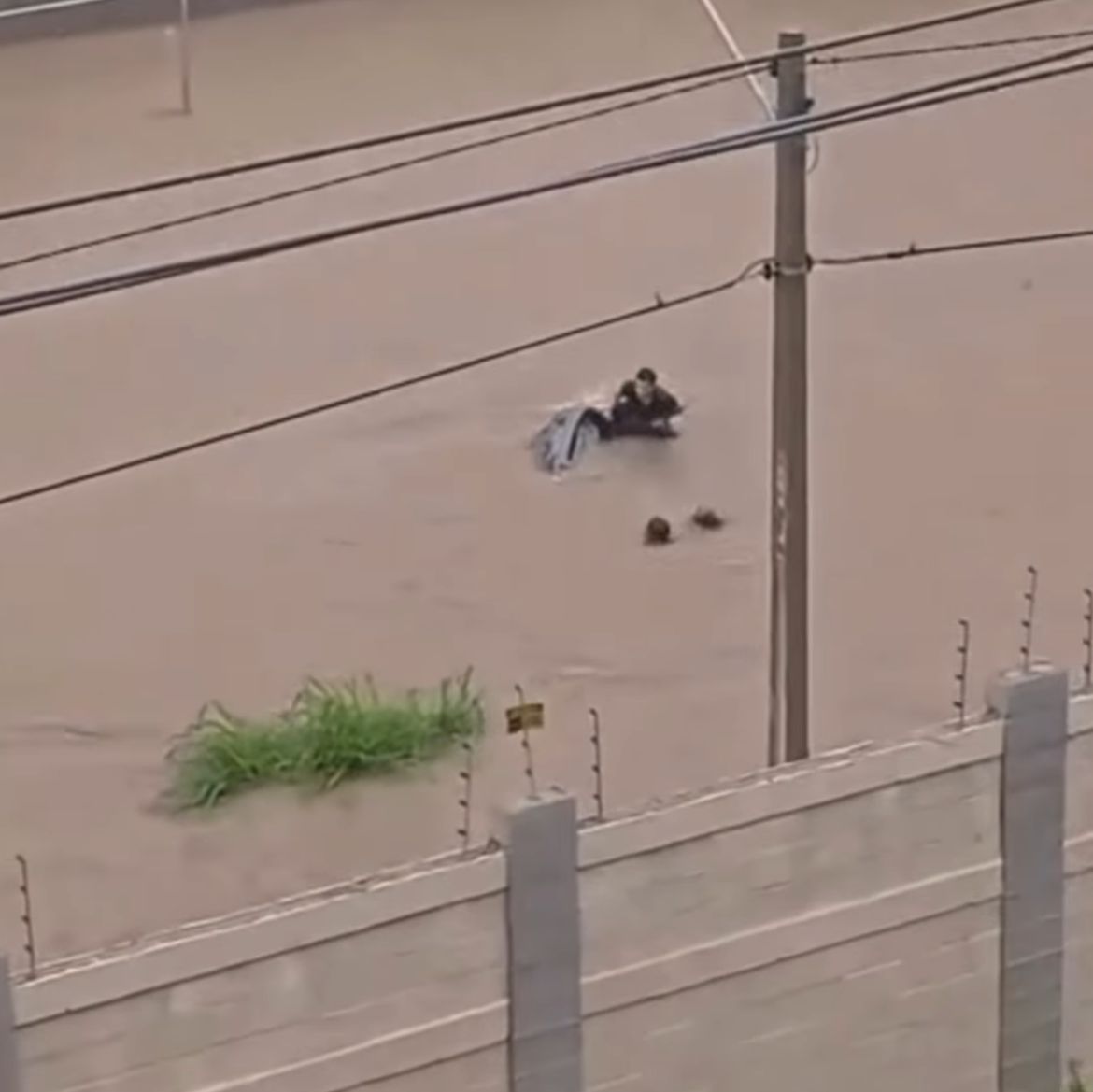 Chuva arrasta carro e duas pessoas em Vitória da Conquista