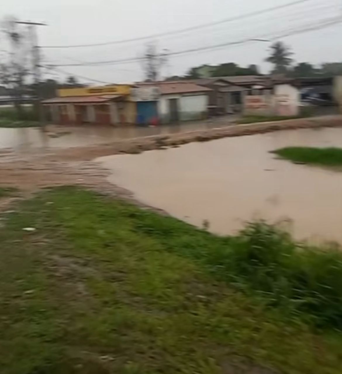 Conquista: Chuvas expõem problema antigo e deixam Lagoa das Flores debaixo d’água